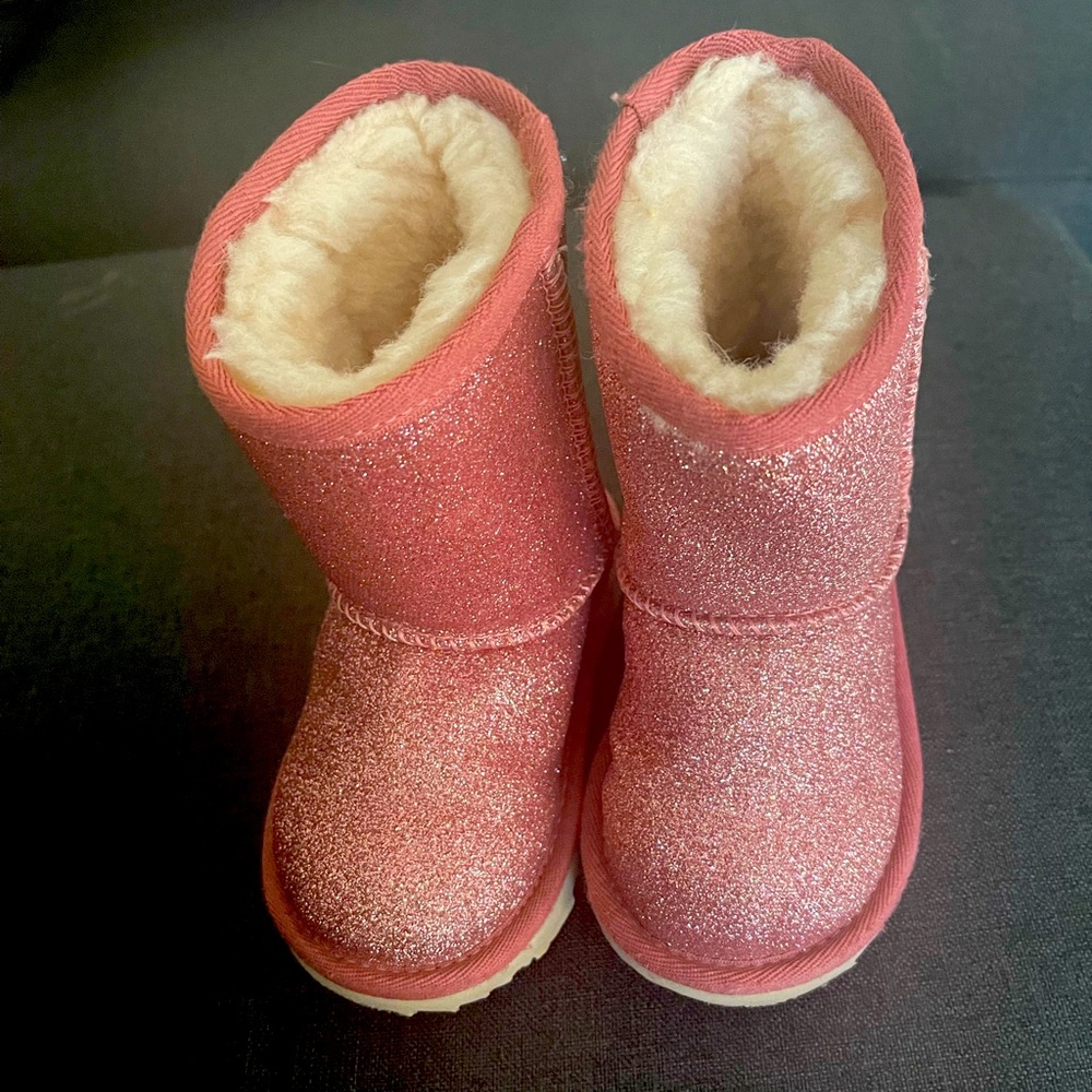 Ugg GIRLS As New size 7 GLITTER PINK